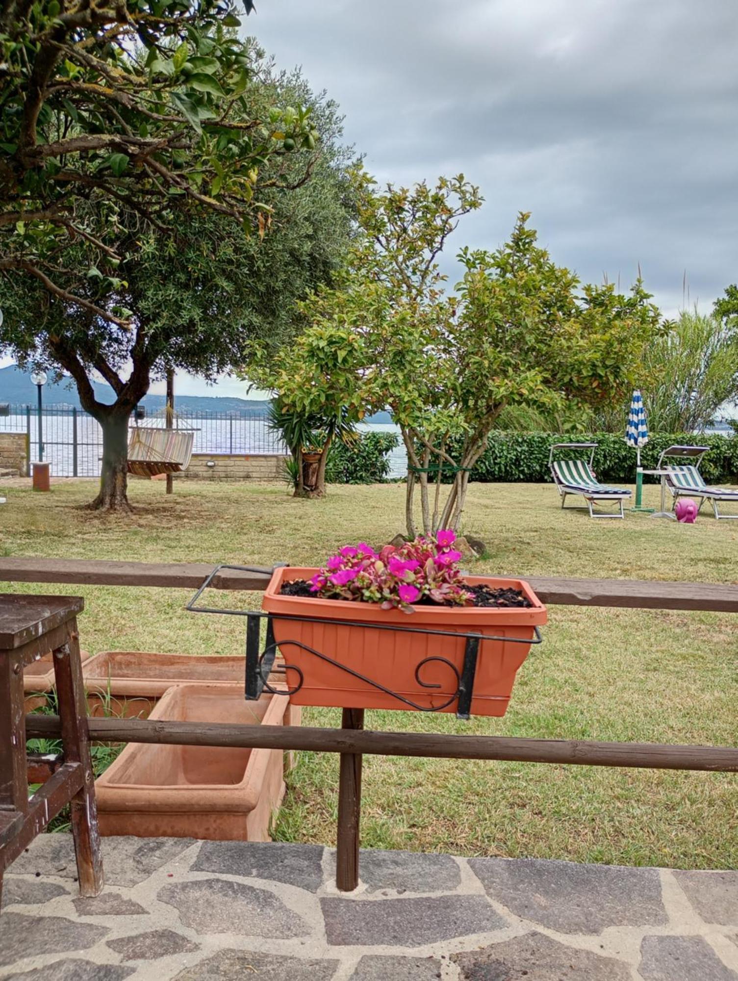 Independent Villa With Private Beach On The Lake บรักชาโน ภายนอก รูปภาพ