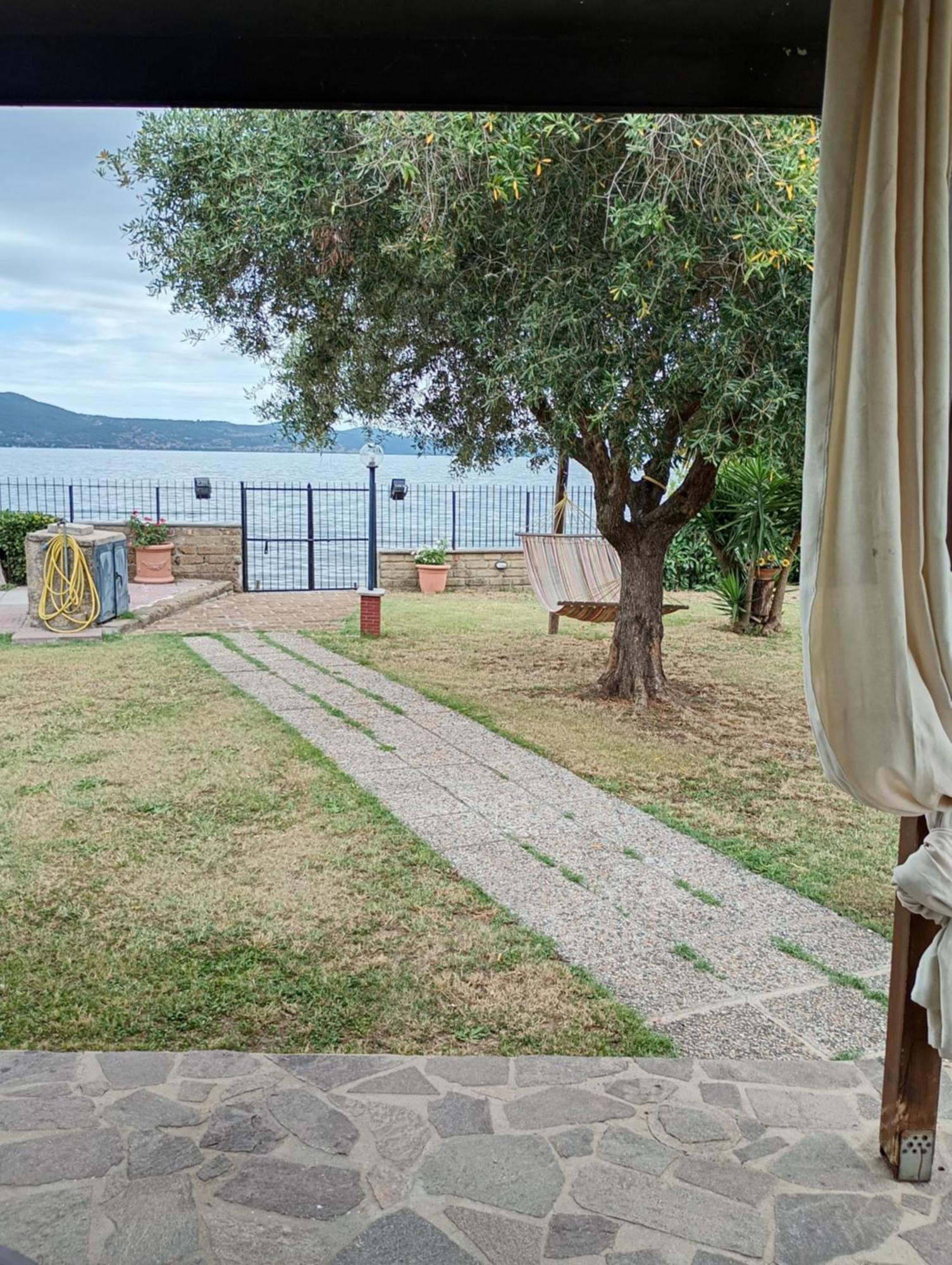 Independent Villa With Private Beach On The Lake บรักชาโน ภายนอก รูปภาพ